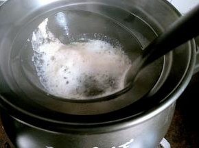 煮开撇去泡沫。都是脏东西