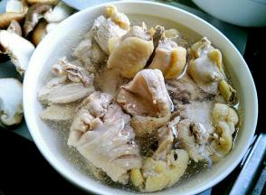 捞起鸡肉洗干净。泡冷水里