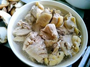 捞起鸡肉洗干净。泡冷水里