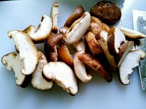 花菇洗干净去柄切片