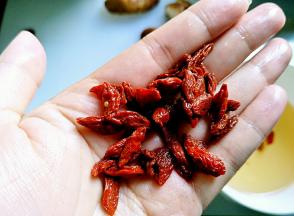 洗干净的枸杞一小把