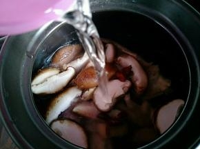 枸杞花菇跟鸡都放砂锅里。倒入适量的水