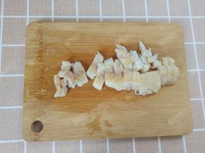 狭鳕鱼切成小块