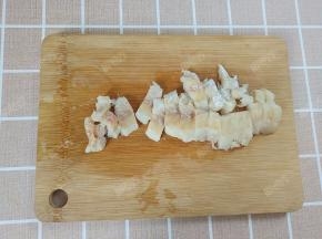 狭鳕鱼切成小块