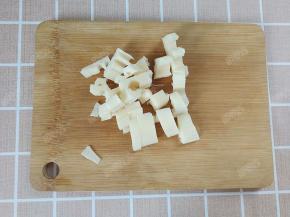 莲藕去皮后切成藕丁，胡萝卜去皮后切成片