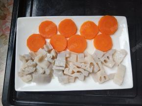 蒸好的藕丁和胡萝卜片取出