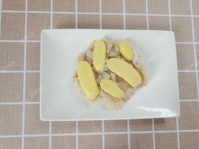 生姜切成薄片，覆盖在狭鳕鱼肉上腌制二十分钟