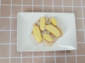 生姜切成薄片，覆盖在狭鳕鱼肉上腌制二十分钟