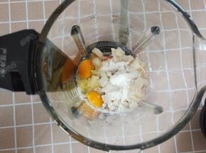 将藕丁、胡萝卜片、狭鳕鱼块、淀粉、鸡蛋全部放入米厨破壁机的料理杯中