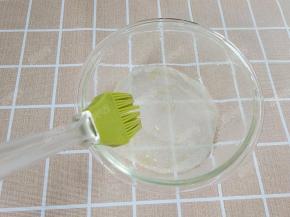 准备一个耐高温的碗，底部垫油纸，碗壁刷油