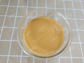 将搅打好的鳕鱼糊倒入碗中