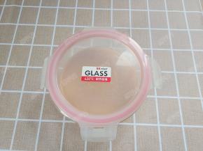 轻轻震一下碗，震出里面的气泡，表面也会更加平整，盖上盖子