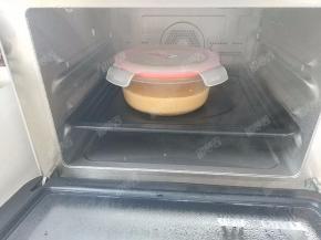 放入蒸箱中蒸三十分钟。盖子轻轻盖上就行，不需要扣紧，防止水蒸气滴落碗中