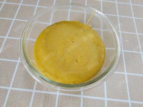 用牙签围绕着碗壁划一圈，将鱼糕与碗分离开