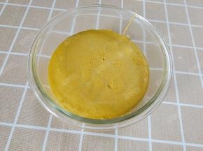 用牙签围绕着碗壁划一圈，将鱼糕与碗分离开