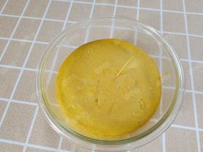 取出，用牙签插进鱼糕底部，没有湿糊带出就表示熟了