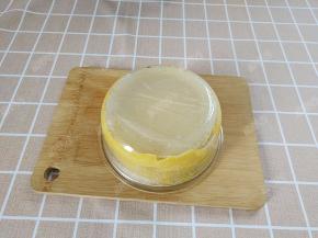 将碗倒扣在干净的砧板上