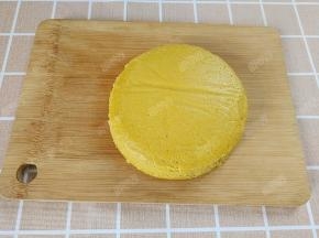 撕去底部油纸，用刀切成小块就可以了