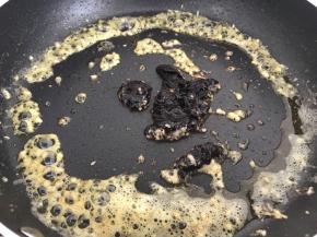 锅里再添点油，姜蒜爆香后加入甜面酱炒香
（提前剁好姜蒜哈，忘拍了）