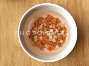 虾米洗干净，加水泡软约20分钟
我加了点瑶柱，味道更清甜哟，没有的话就忽略