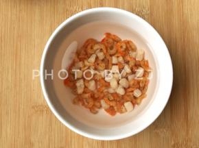 虾米洗干净，加水泡软约20分钟
我加了点瑶柱，味道更清甜哟，没有的话就忽略