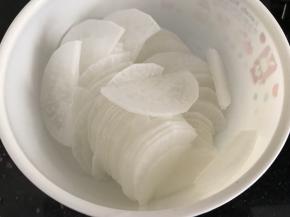 切薄片后放入大碗里
