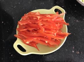 这时将甜椒切丝，喜辣的可以用辣椒