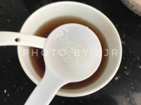 然后准备酱汁
在泡瑶柱虾米的水里，加入一勺蚝油，一勺酱油，3克左右的盐，2克白糖，搅拌均匀备用