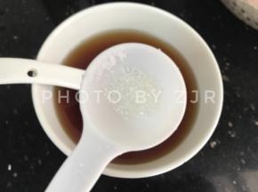 然后准备酱汁
在泡瑶柱虾米的水里，加入一勺蚝油，一勺酱油，3克左右的盐，2克白糖，搅拌均匀备用