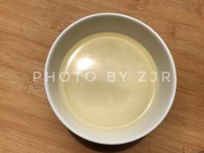 泡瑶柱虾米的水建议不要倒掉，留着一会做汤水煮粉丝，味道可鲜美的
当然，如果实在不喜欢可以倒掉喽