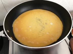 热锅放点油把蛋液倒入摊成蛋饼
