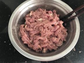 加入适量料酒，盐，糖，胡椒粉，香油拌匀腌制片刻