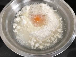接下来做饼皮了
面粉倒大碗中，加入一个鸡蛋（可以自选要不要）加入适量清水，不确定水量的慢慢加哈