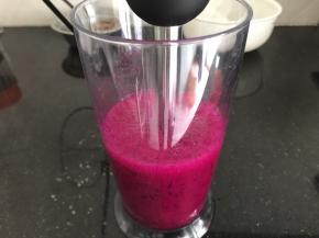 搅拌成火龙果汁