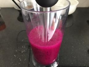 搅拌成火龙果汁