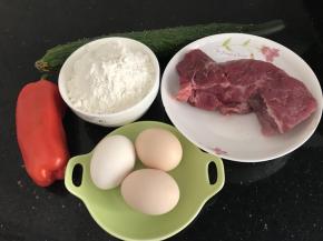 材料全部集合，鸡蛋我实际用了4个，后面面粉里加了1个，其实材料都可以随自己合适搭配的