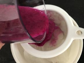 然后过滤到装着萝卜的碗里