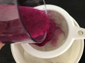 然后过滤到装着萝卜的碗里