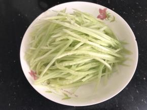 青瓜擦丝或切丝备用，是否去皮视自己喜欢