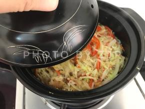 盖上锅盖焖煮分钟，看好火，不要糊哟！要干一点的口感的多煮些时间，想要带多点汁的相对煮少一点时间或多加酱汁