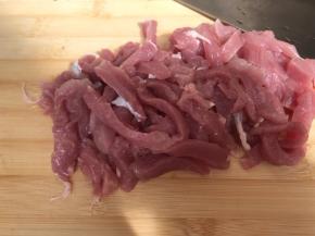 我买的梅肉，比较软嫰，洗干净切丝