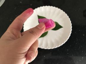 先用一片萝卜卷起做花心