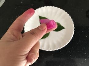 先用一片萝卜卷起做花心