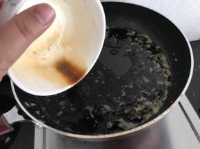 倒入之前调好的酱汁，煮至开始浓稠