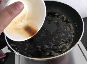 倒入之前调好的酱汁，煮至开始浓稠