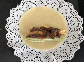 一切准备就绪，开始卷起来，我家小二已经等不及了！
把好吃的什么青瓜，甜椒，蛋丝，肉丝放在蛋皮上，靠边上一点，这样好卷！
在饼皮上放片生菜叶子再放这些丝丝包起来更好看！（忘拍了）这个是急着包给一旁的小馋猫吃的，大家将就着看吧！
