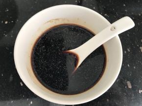 最后，调一碗酱汁，炒肉用的
分别加入酱油，香醋，料酒，糖，胡椒粉，玉米淀粉，再加点清水搅拌均匀