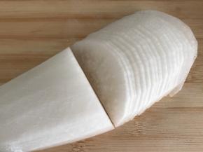 然后切薄片，越薄越好!
请忽略我的刀功，切太厚了