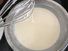 搅拌均匀至这样的面糊，轻微挂糊的样子，这是饼皮偏软绵的口感
喜欢面饼韧劲的可以和成面团擀成薄片煎哟