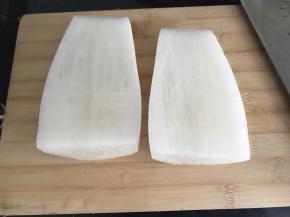 白萝卜去皮洗净，对半开边切开